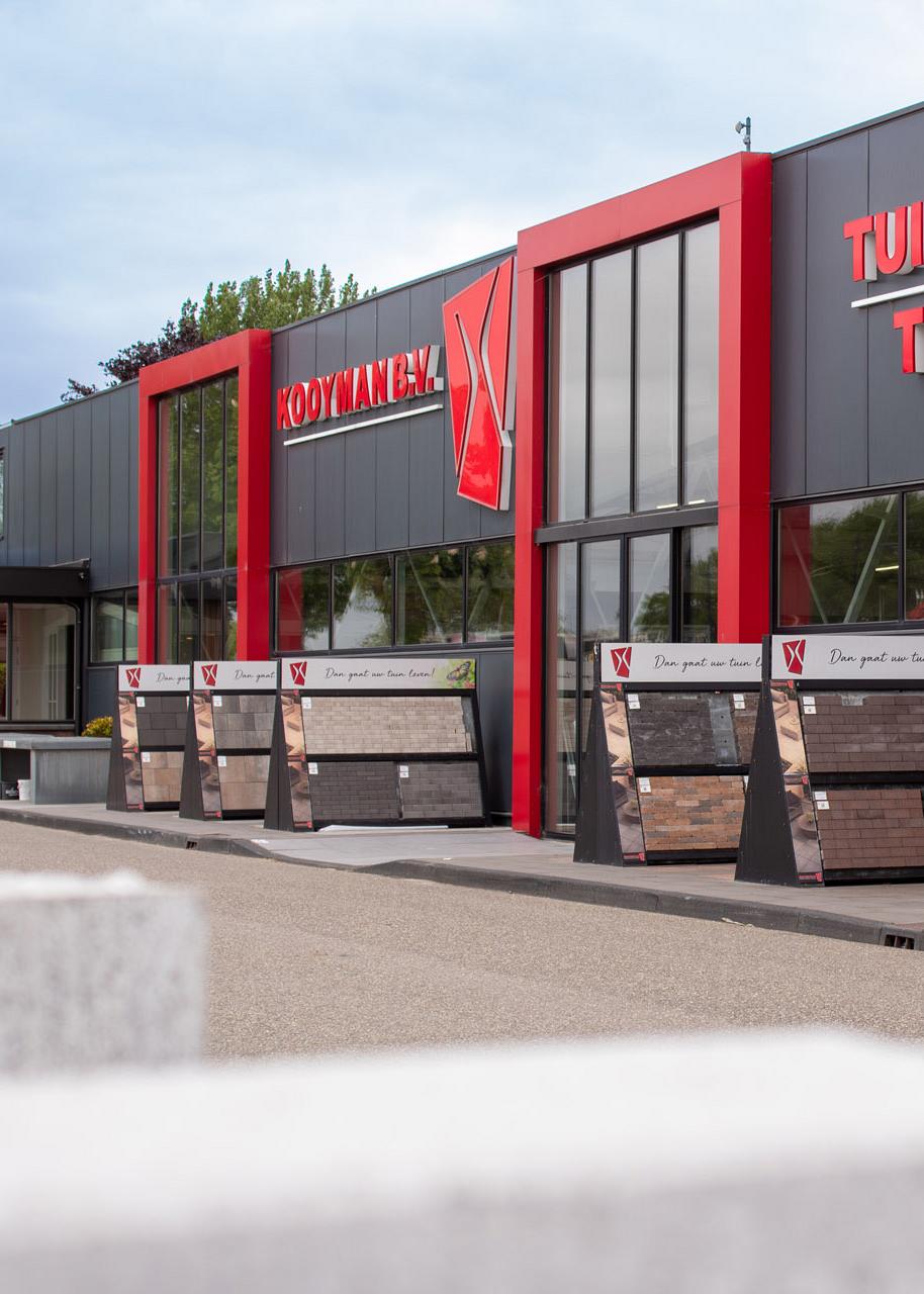 Pand van Kooyman B.V. met buitenpresentatie van sierbestrating en tuinmaterialen