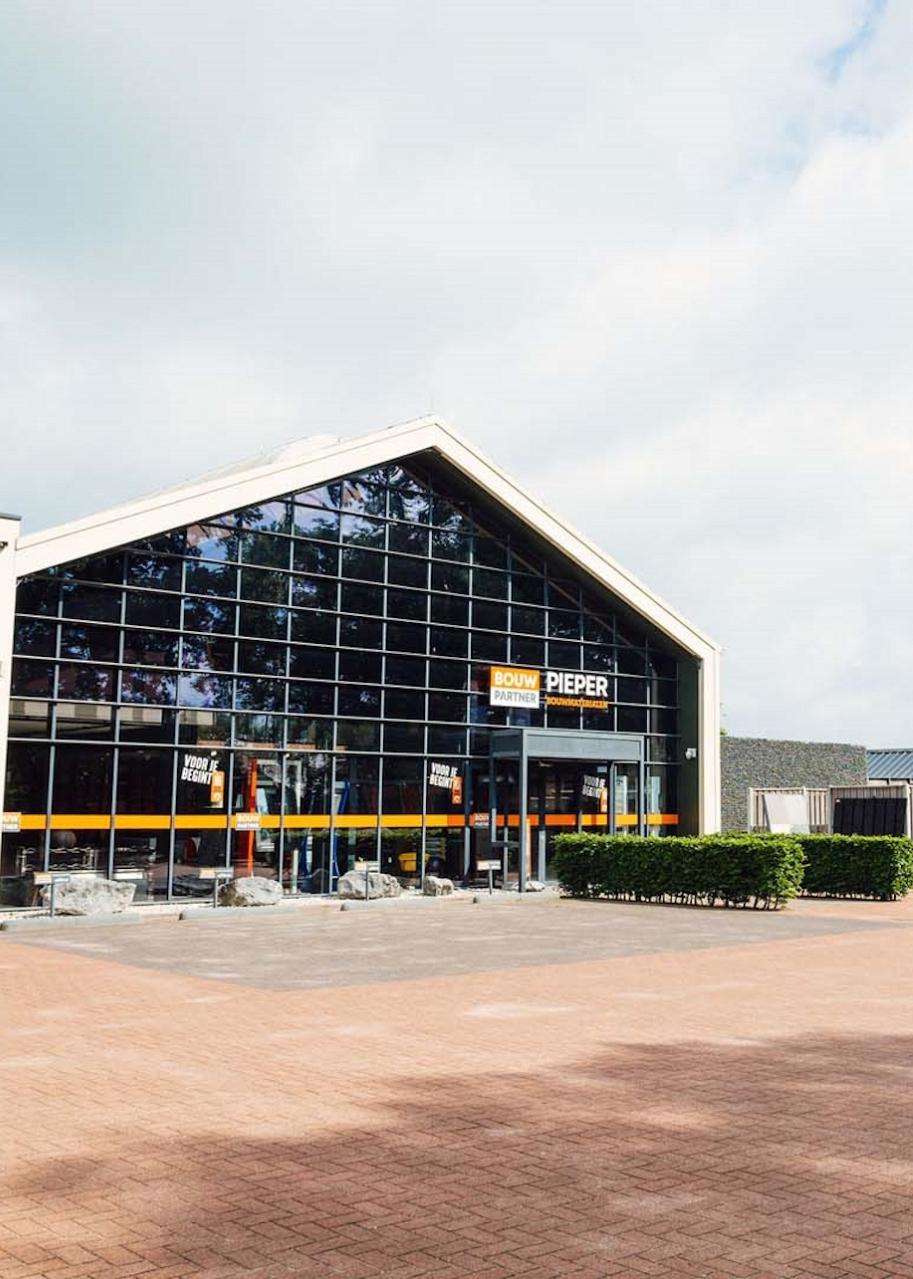  Grote buitenplaats met op de achtergrond voorgevel van een bouwhandel.