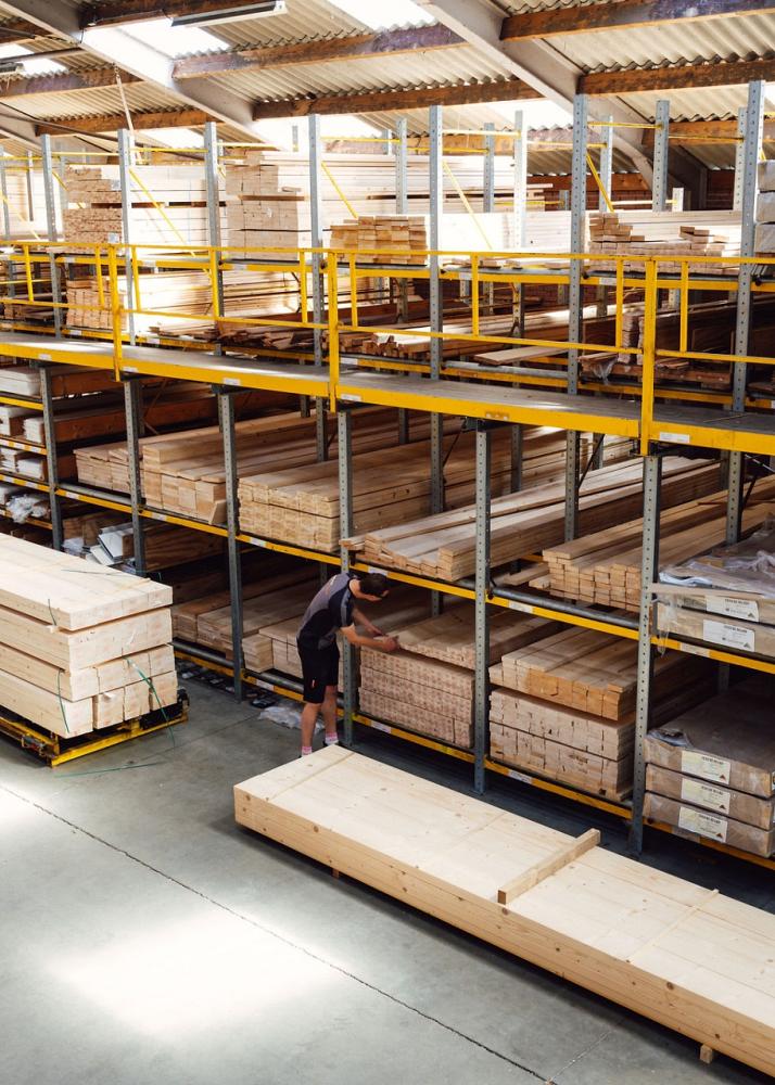 Grote stellingen met verschillende soorten hout erin.
