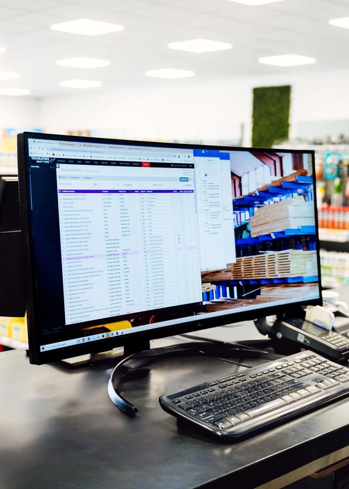 Computer met Smart Trade voorraadbeheer software.