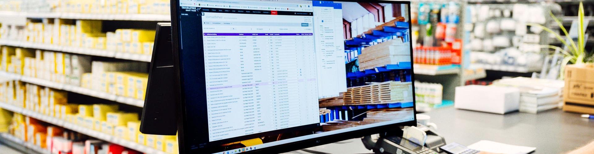 Computer met Smart Trade voorraadbeheer software.