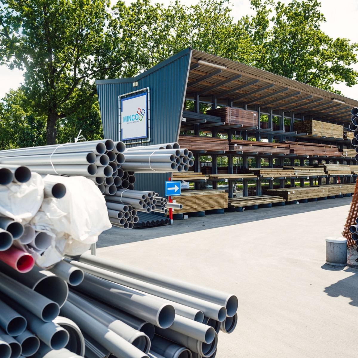 Terrein met meerdere stellingen met kunststof buizen.