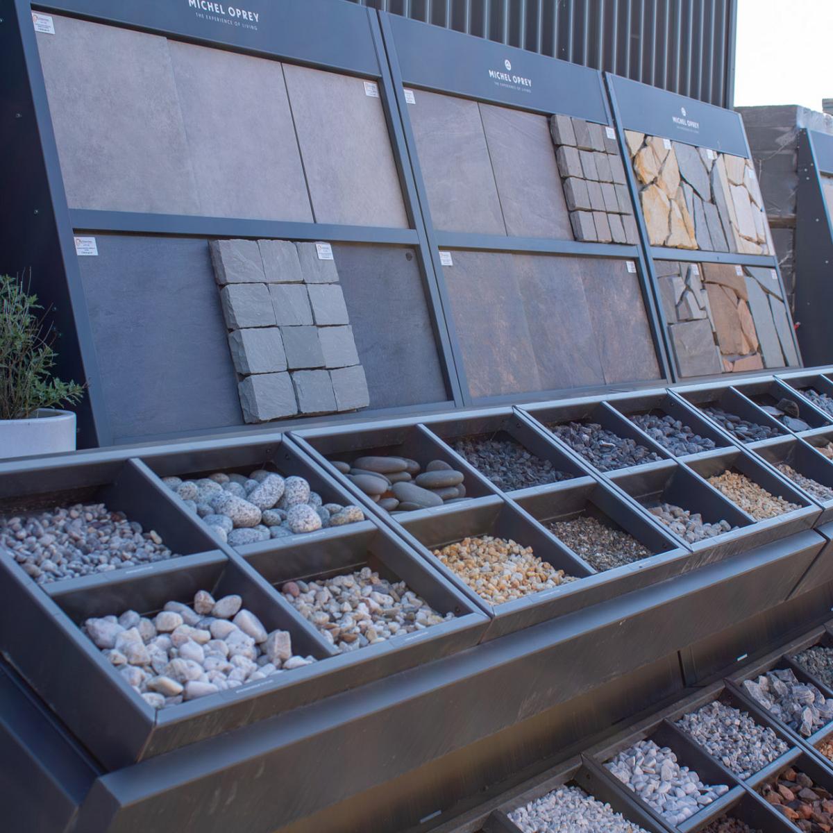 Showroom van D'ouwe Steen met sierbestrating, natuursteen en grindsoorten voor tuinprojecten.