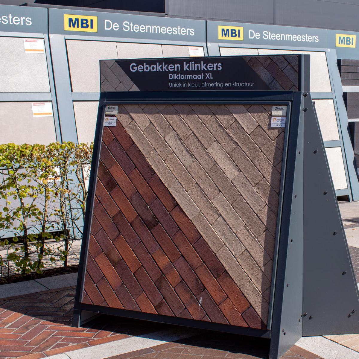 Showroom van D'ouwe Steen met gebakken klinkers en sierbestrating voor tuinprojecten.