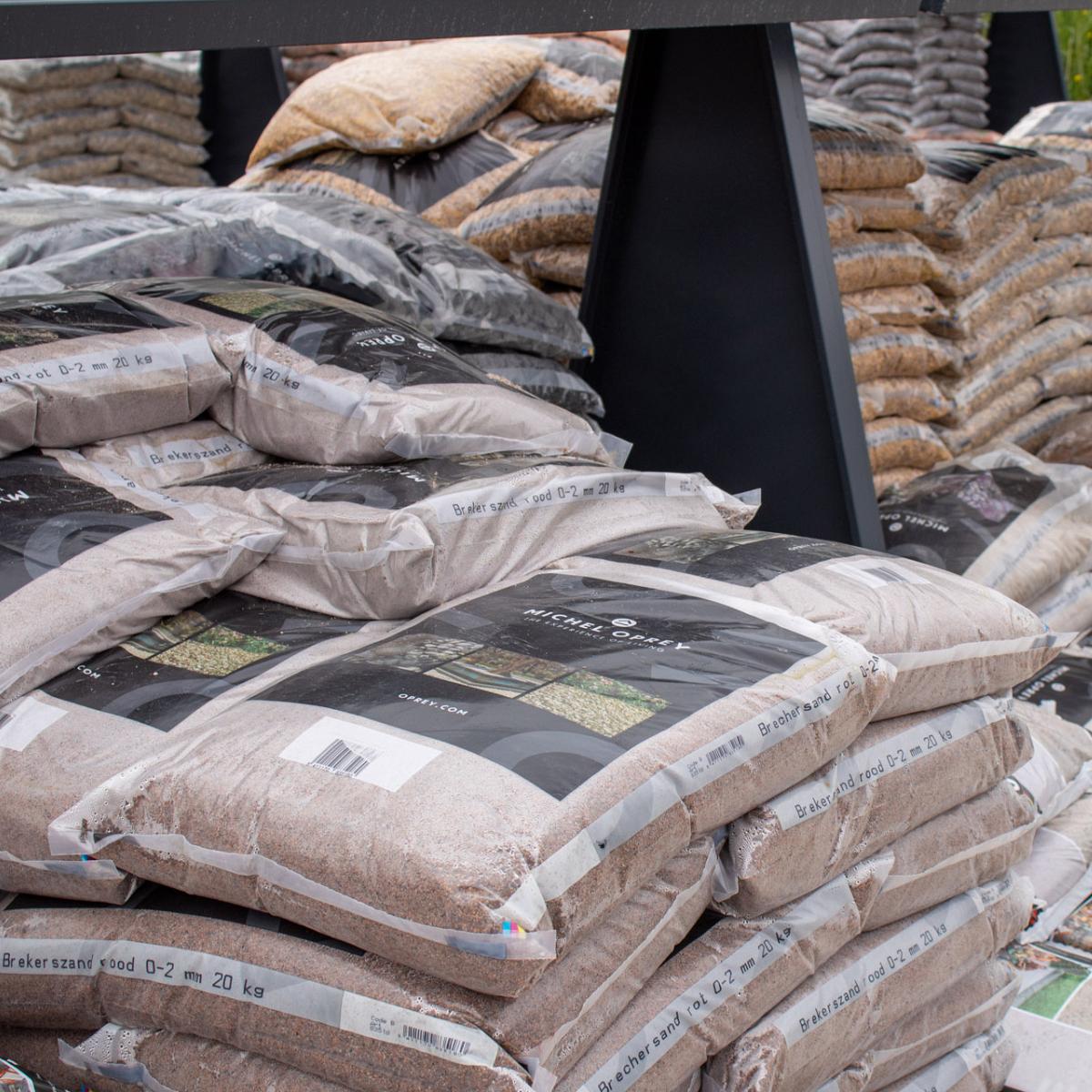 Zakken brekerzand en andere tuinmaterialen op voorraad bij Kooyman B.V.