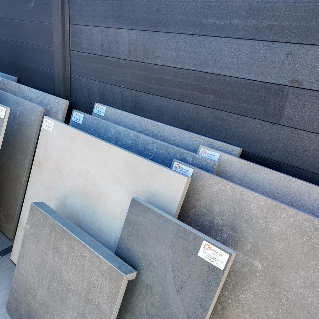 Keramische terrastegels in de showroom van D'ouwe Steen voor tuin- en terrasprojecten.