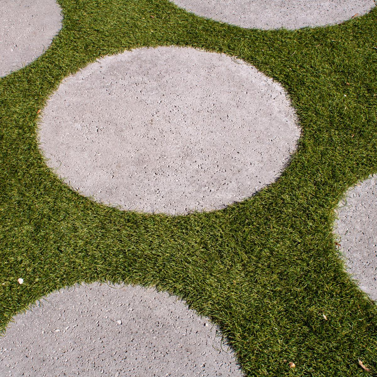 Stapstenen met kunstgras in de showtuin van D'ouwe Steen als inspiratie voor tuinpaden.