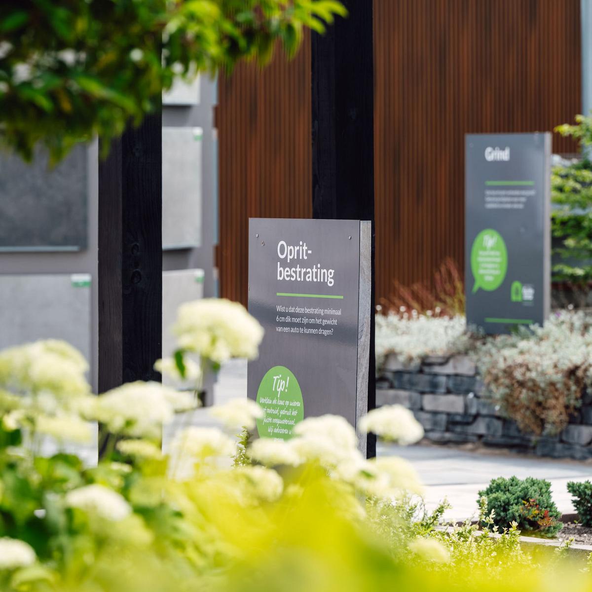 Showroom van Nieuwenhuis Buitenleven met voorbeelden van opritbestrating