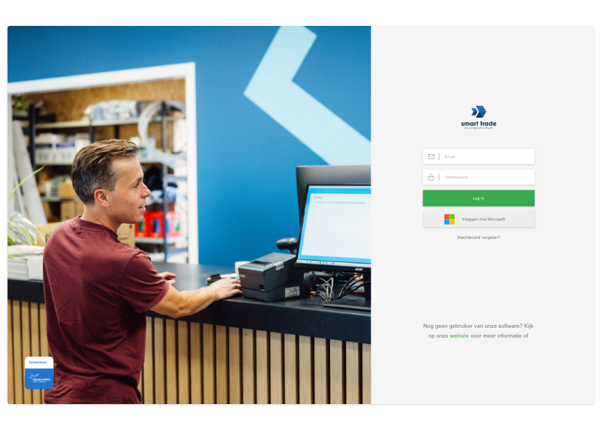 Medewerker werkt met Smart Trade op een computer bij de balie