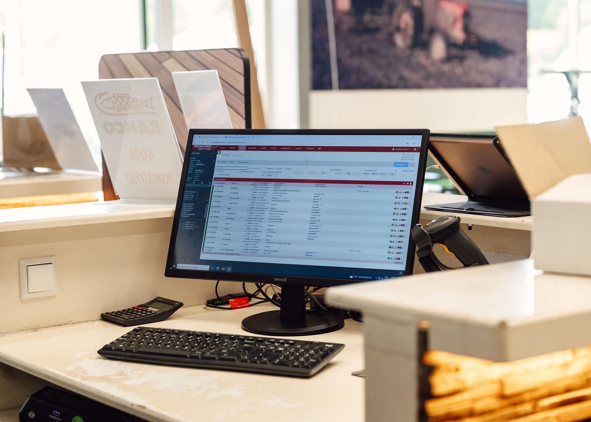 Computer met Smart Trade-software op de balie van een bouwmaterialenhandel