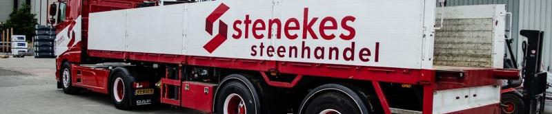 Rood met witte vrachtwagen met het logo van 'Stenekes Steenhandel' erop.