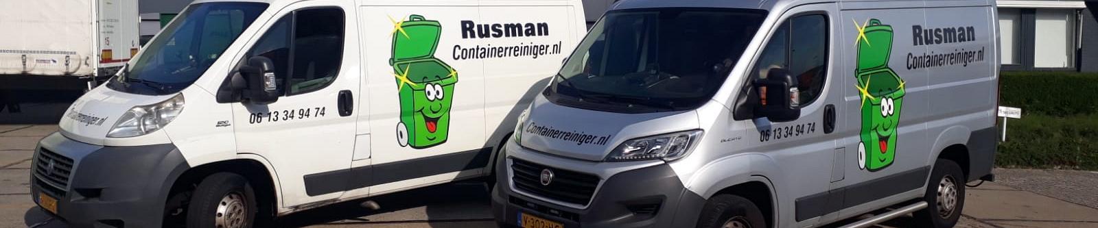 Een witte en grijze bus naast elkaar, beide met het logo van Rusman Containerreiniger erop: een illustratie van een groene container met een lachend gezicht.