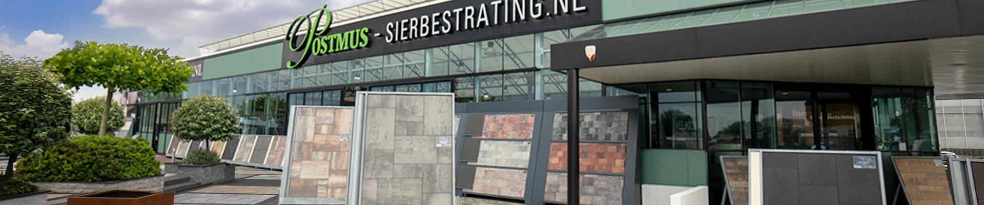 Voorkant van bedrijvenpand met houten voorgevel, fietsenstalling en op de achtergrond een heftruck.