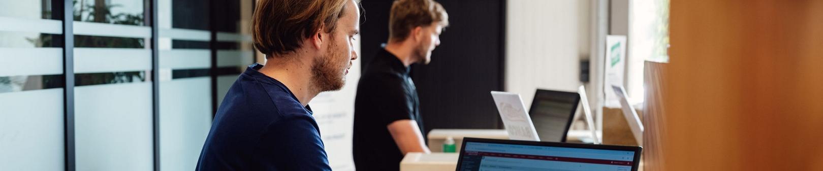 Smart Trade-supportmedewerkers werken achter de servicebalie.