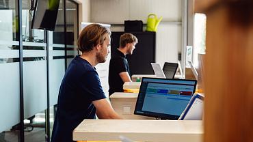 Smart Trade-supportmedewerkers werken achter de servicebalie.