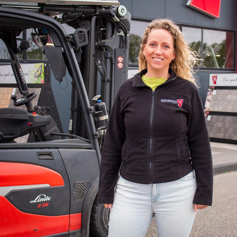 Medewerker van Kooyman B.V. naast een heftruck voor het bedrijfspand